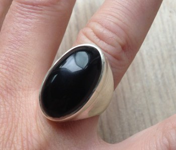Zilveren ring met ovale cabochon zwarte Onyx maat 17.5 mm